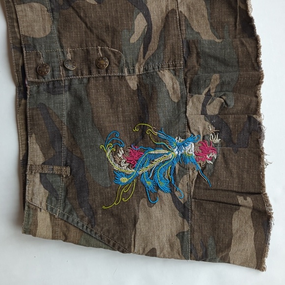 Zoey Beth Embroidered Camo Frayed Hem Pleated Grommet Mini Skirt M Green Y2K - Picture 3 of 16